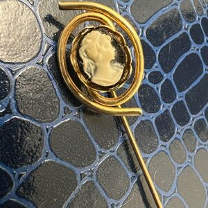 Unique Vintage Gold Cameo Brooch no stamps